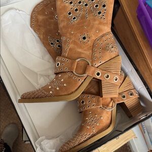 Stunning Vegan Leather Grommet Butterfly Detailing Western Boot Size 10